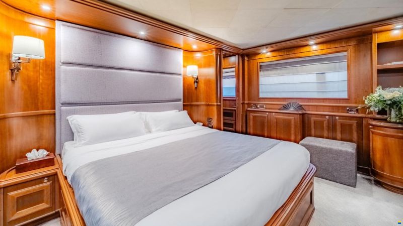 Ferretti Custom Line Navetta 30