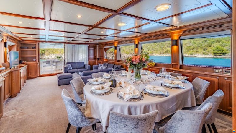 Ferretti Custom Line Navetta 30