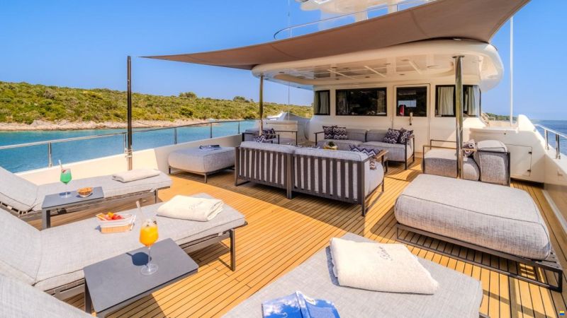 Ferretti Custom Line Navetta 30