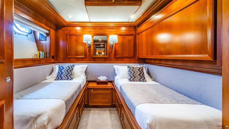 Ferretti Custom Line Navetta 30