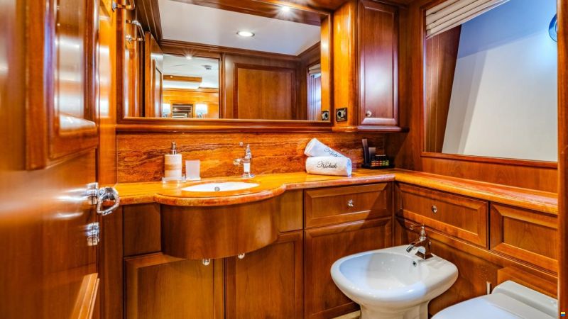 Ferretti Custom Line Navetta 30
