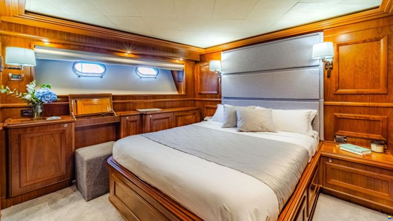 Ferretti Custom Line Navetta 30