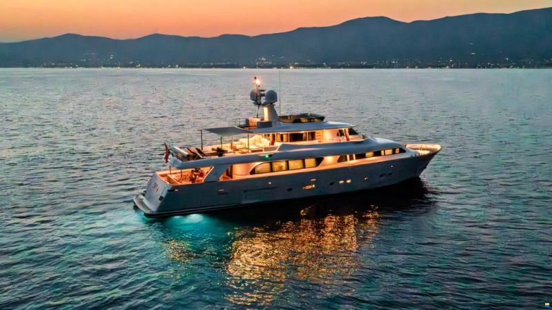 Ferretti Custom Line Navetta 30