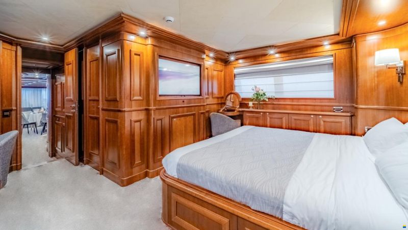 Ferretti Custom Line Navetta 30