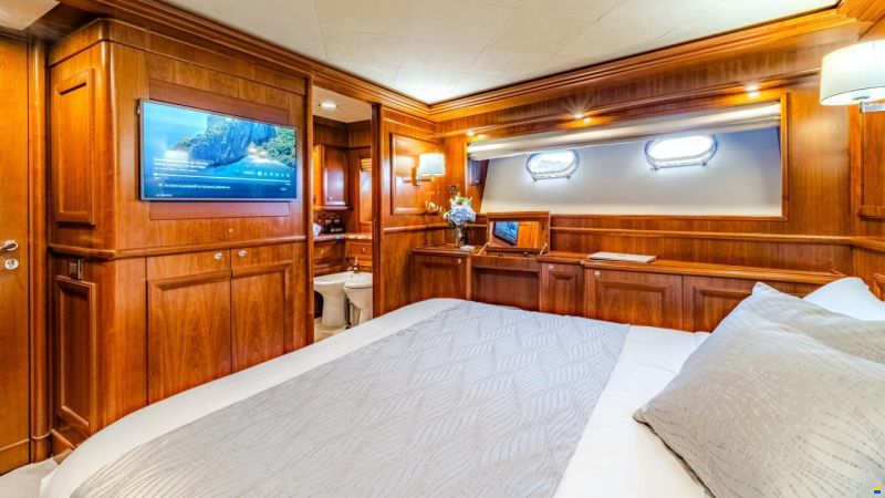 Ferretti Custom Line Navetta 30