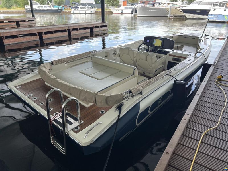 Novurania Chase 23