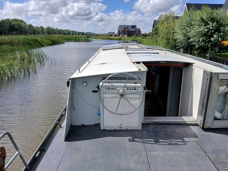 zelfbouw varend woonschip (ex marine)