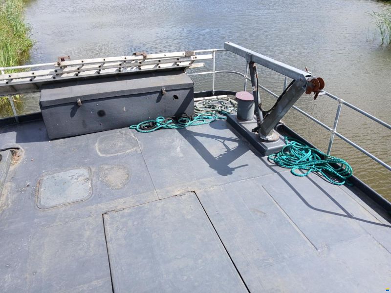 zelfbouw varend woonschip (ex marine)