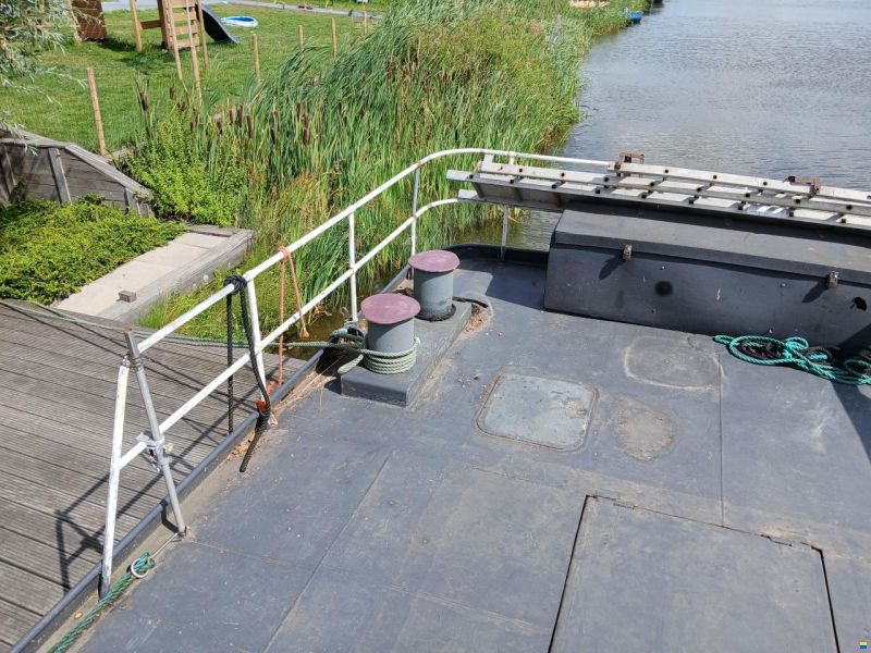 zelfbouw varend woonschip (ex marine)