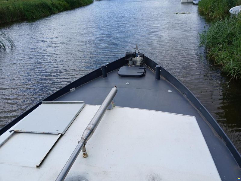 zelfbouw varend woonschip (ex marine)