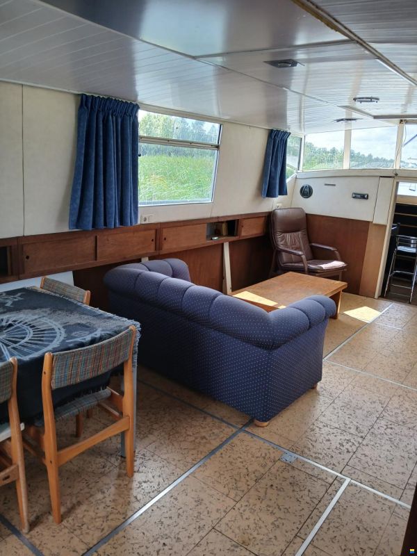 zelfbouw varend woonschip (ex marine)