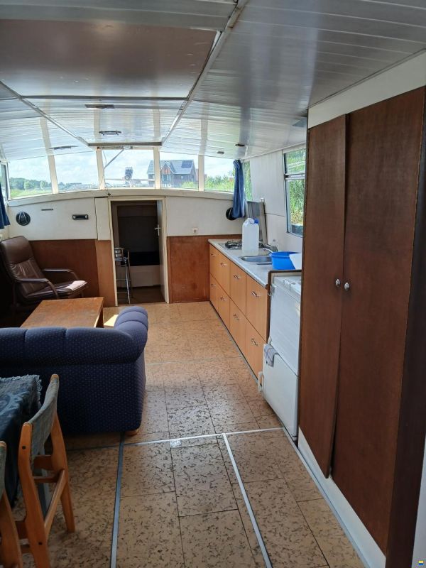 zelfbouw varend woonschip (ex marine)