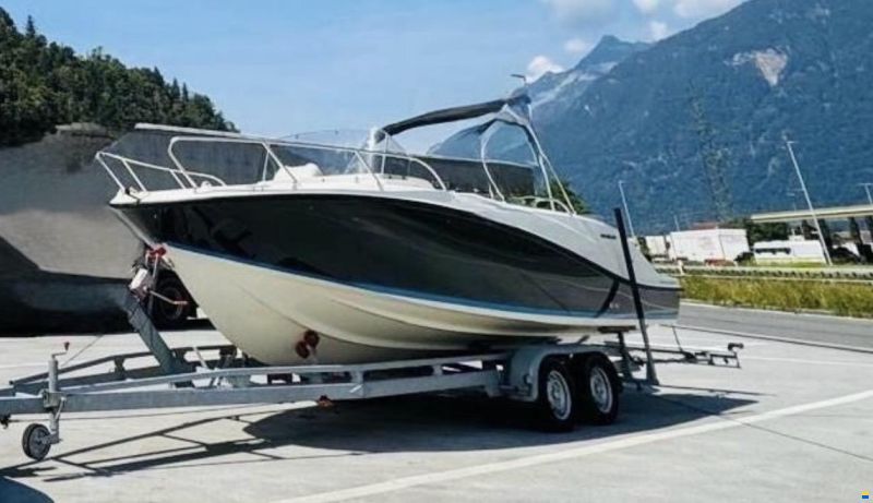 Quicksilver Activ 675 Sundeck