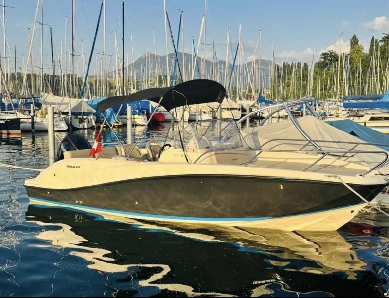 Quicksilver Activ 675 Sundeck