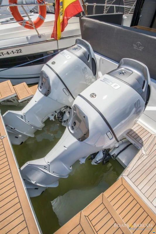 Sealine C390V
