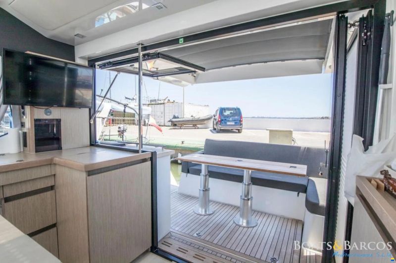 Sealine C390V