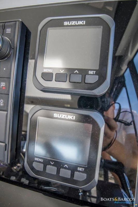 Sealine C390V