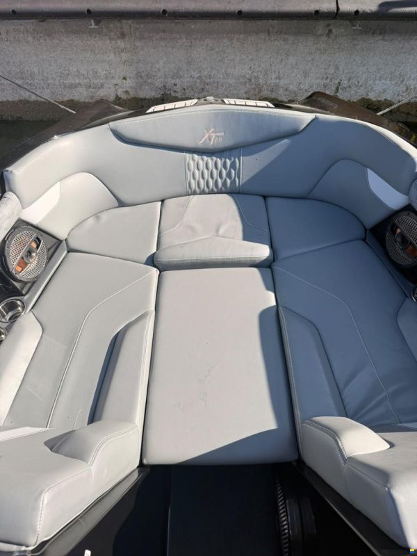 MasterCraft XT22 Wakeboard & Wakesurf