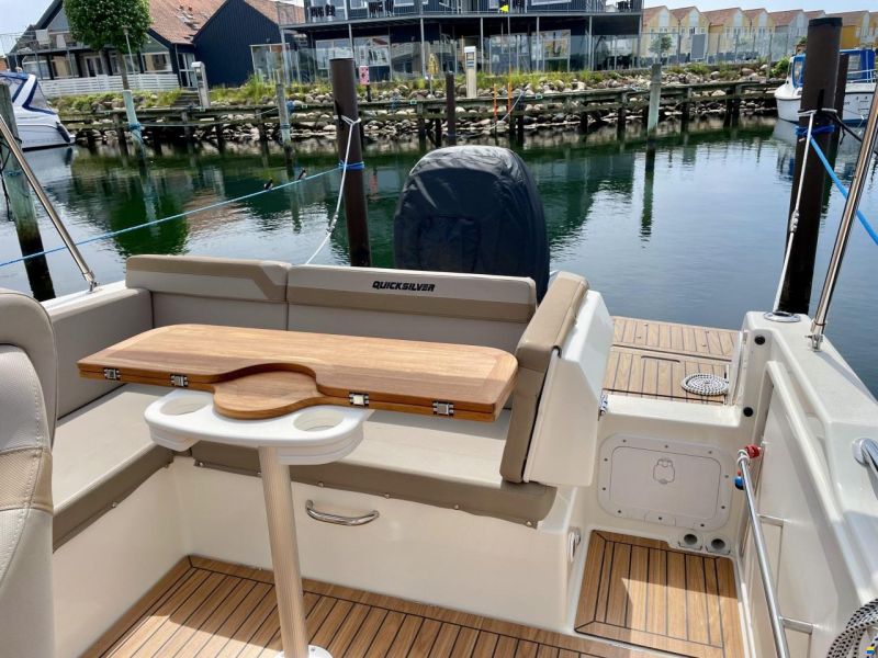 Quicksilver Activ 755 Sundeck