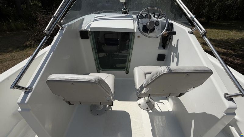 Quicksilver 640 Walk Around