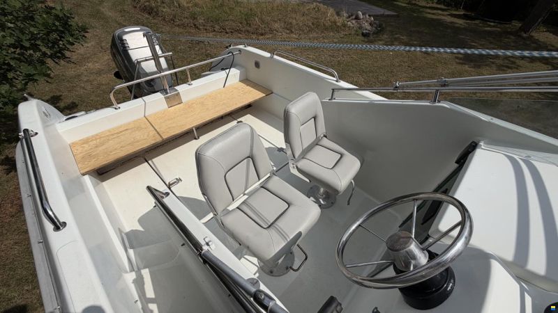 Quicksilver 640 Walk Around