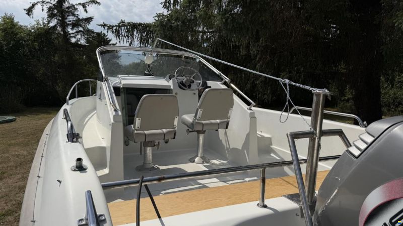 Quicksilver 640 Walk Around