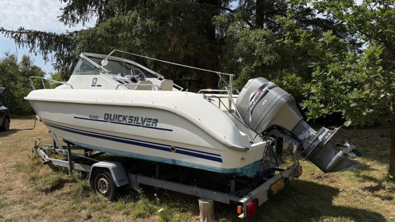 Quicksilver 640 Walk Around