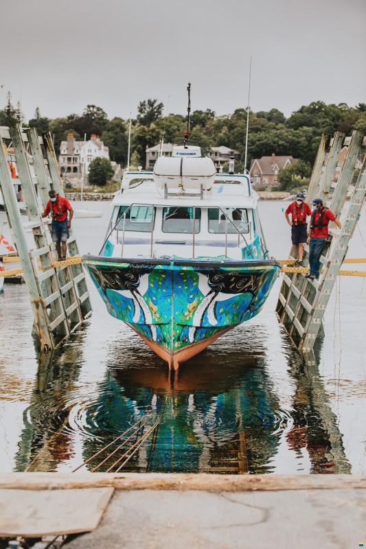 Electric tour/fishing commercial vessel