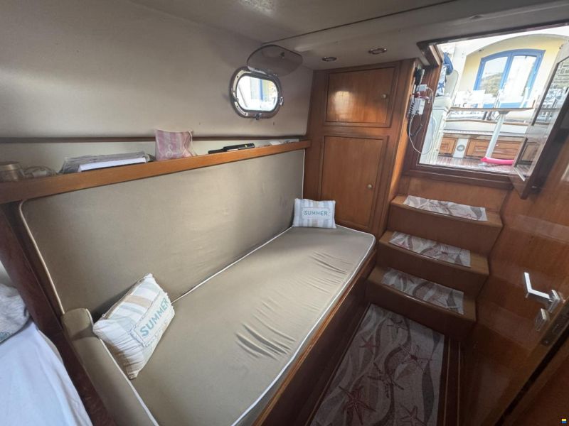 Aquamarine Yachts Acquamarina 9 cabin