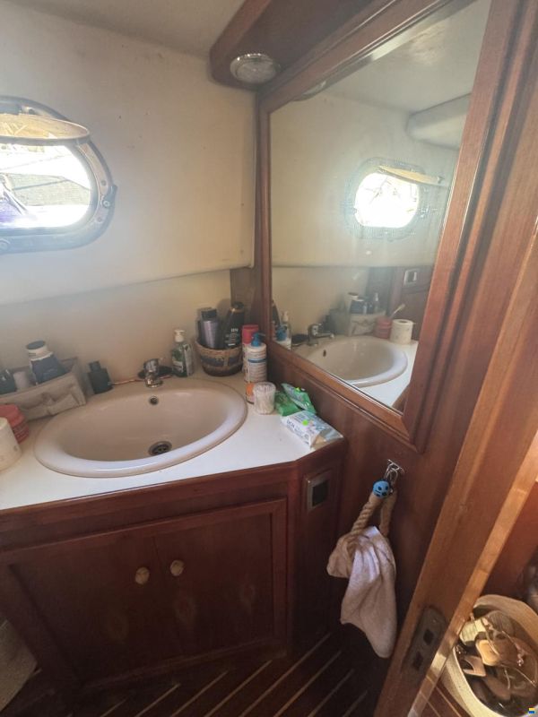 Aquamarine Yachts Acquamarina 9 cabin