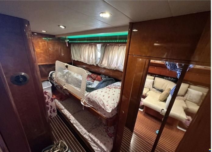 Cantieri Navali del Tirreno Cayman 40 WA