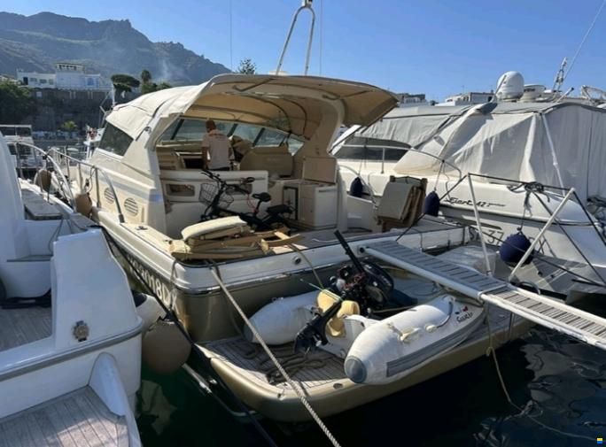 Cantieri Navali del Tirreno Cayman 40 WA