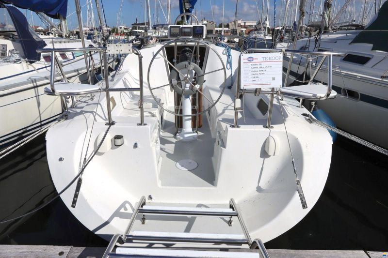 Catalina 270