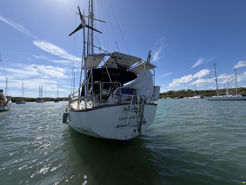 Island Packet IP35