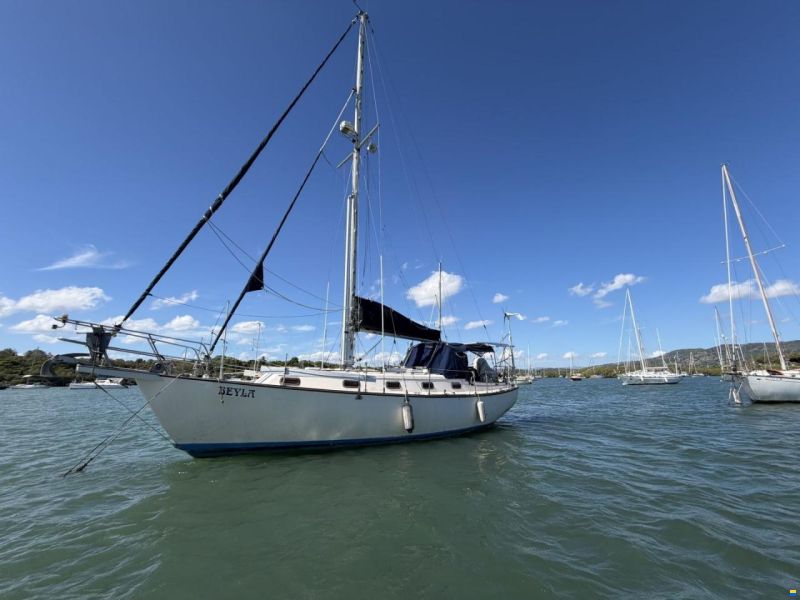 Island Packet IP35