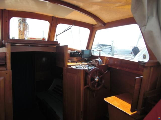 8 Meter one Design Oakhull with mast and sail