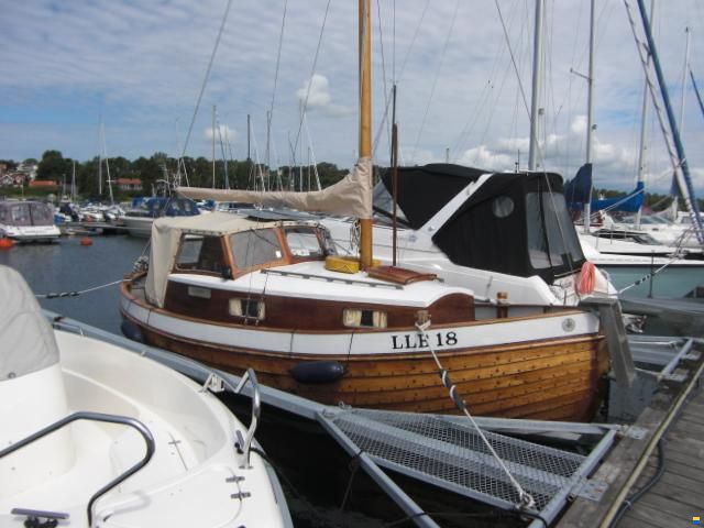 8 Meter one Design Oakhull with mast and sail