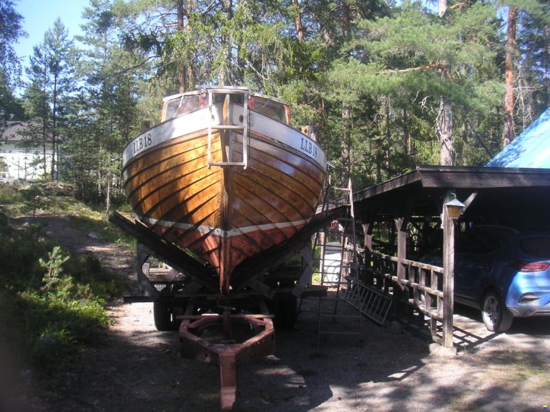 8 Meter one Design Oakhull with mast and sail