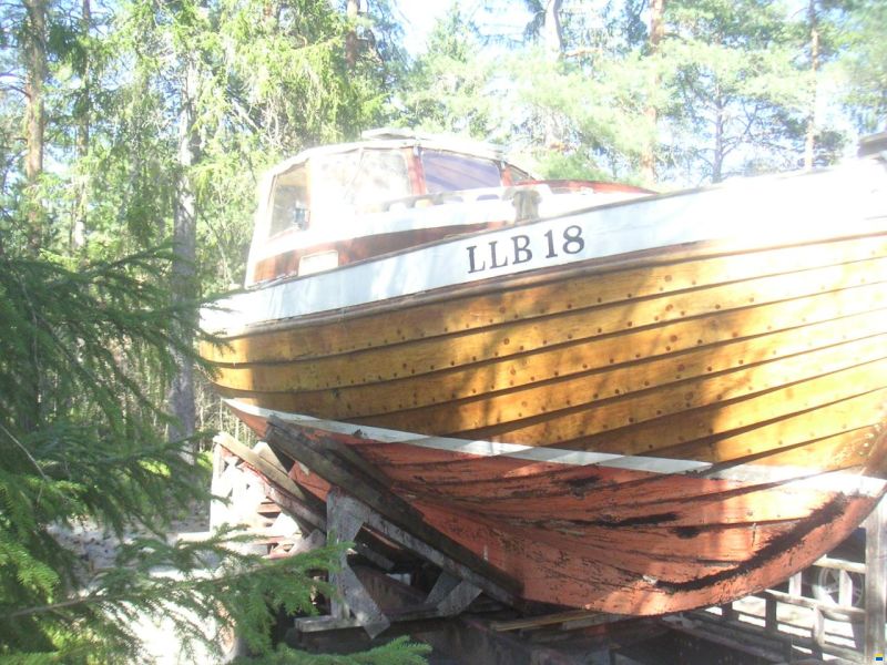 8 Meter one Design Oakhull with mast and sail