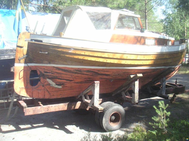 8 Meter one Design Oakhull with mast and sail