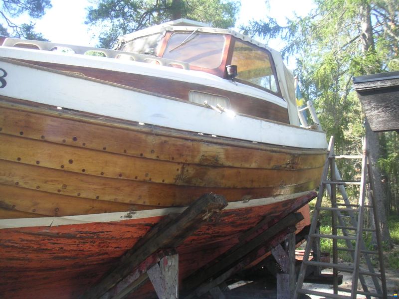 8 Meter one Design Oakhull with mast and sail