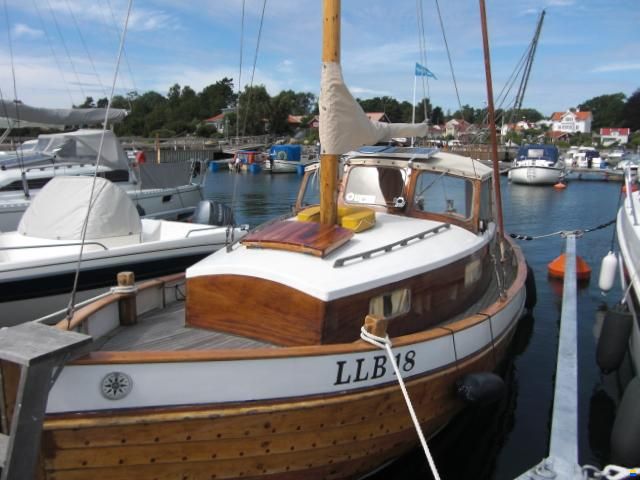 8 Meter one Design Oakhull with mast and sail