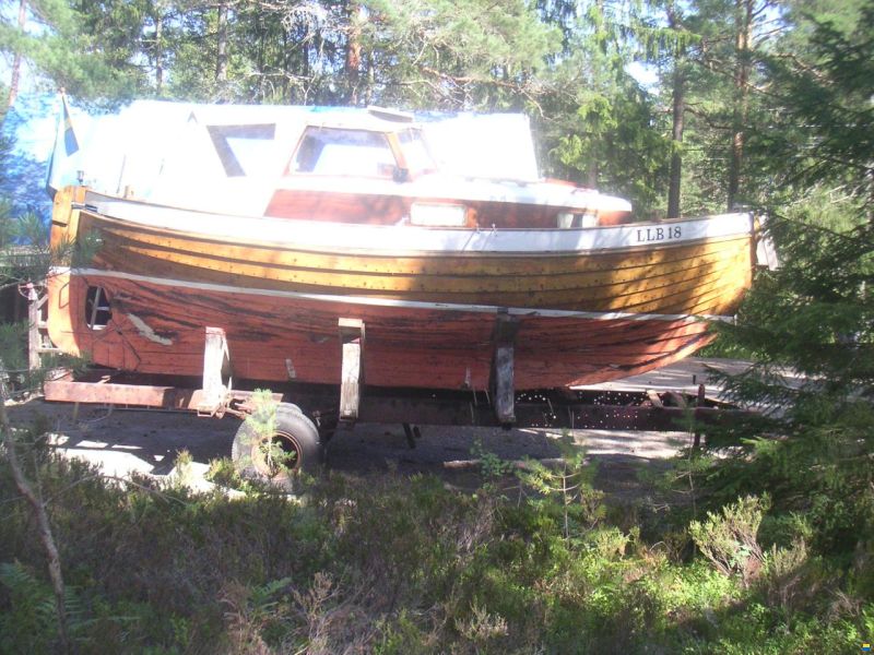 8 Meter one Design Oakhull with mast and sail