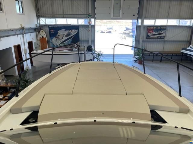 Quicksilver Activ 875 Sundeck
