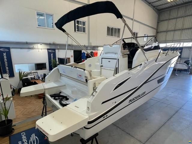 Quicksilver Activ 875 Sundeck