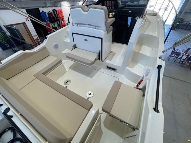 Quicksilver Activ 875 Sundeck