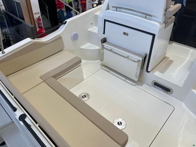 Quicksilver Activ 875 Sundeck