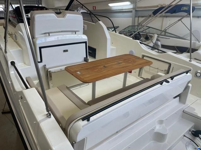 Quicksilver Activ 875 Sundeck