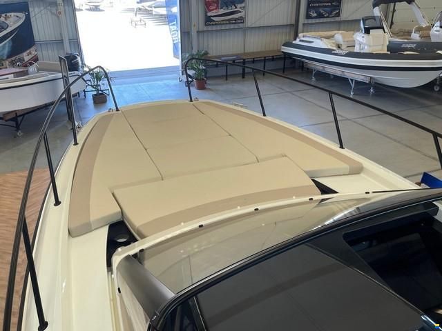 Quicksilver Activ 875 Sundeck