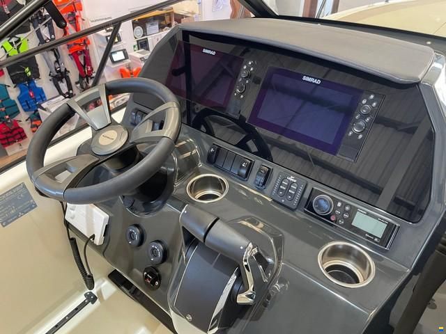 Quicksilver Activ 875 Sundeck
